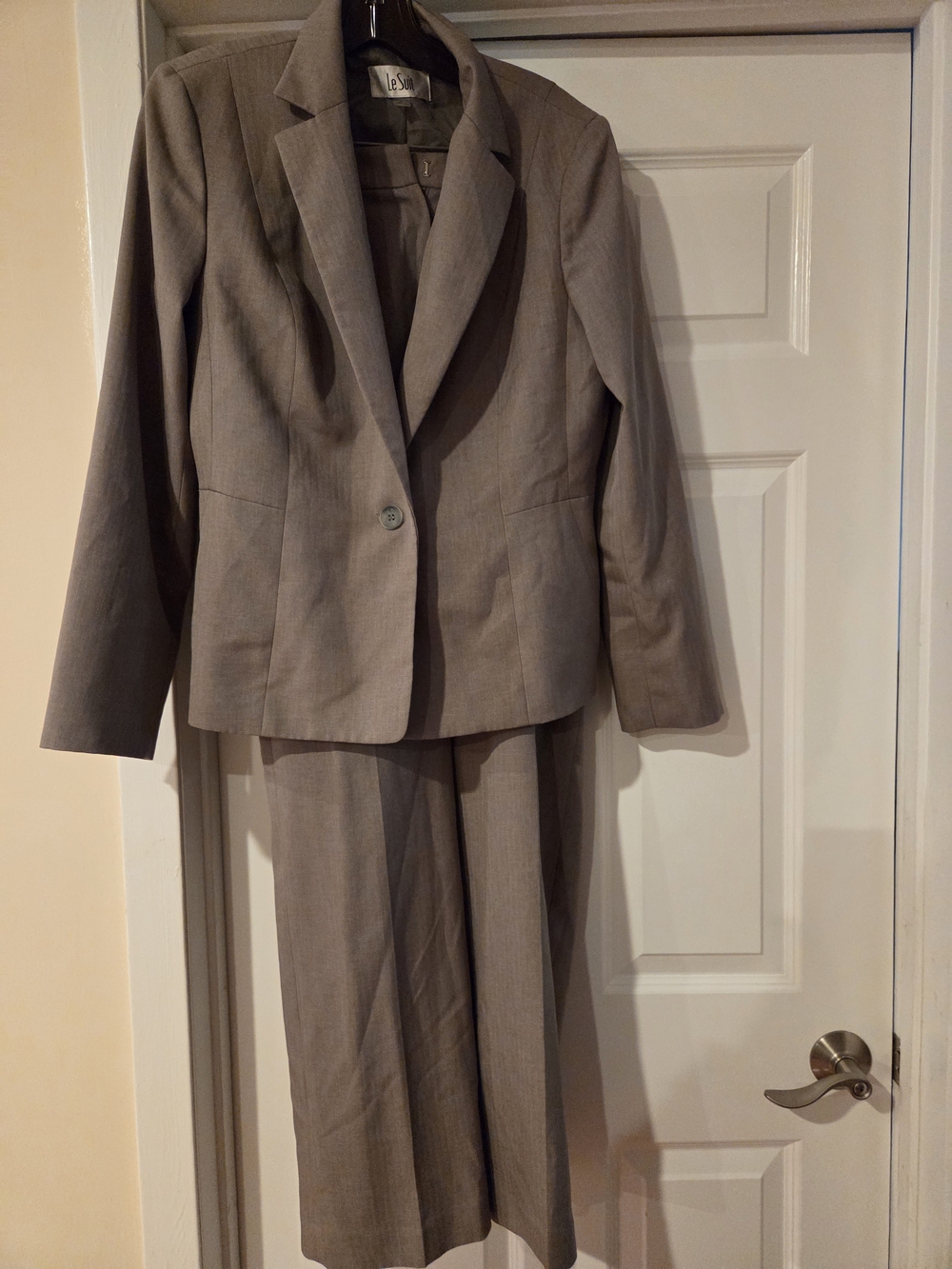 Le Suit Women's Taupe/Gray Two-Piece Pant Suit Size 8 Excellent